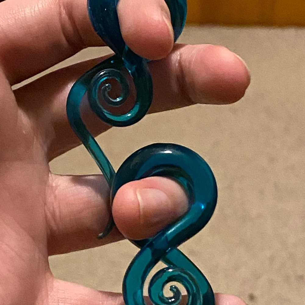 Plug hangers for stretched piercings